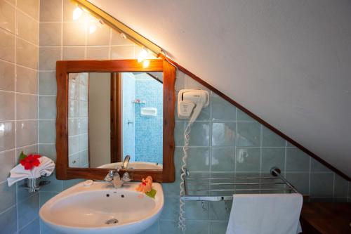 a bathroom with a sink and a mirror at Kot Babi in La Digue