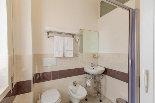 アルゲーロにあるSweet Dreams Guest Houseのバスルーム(トイレ、洗面台付)