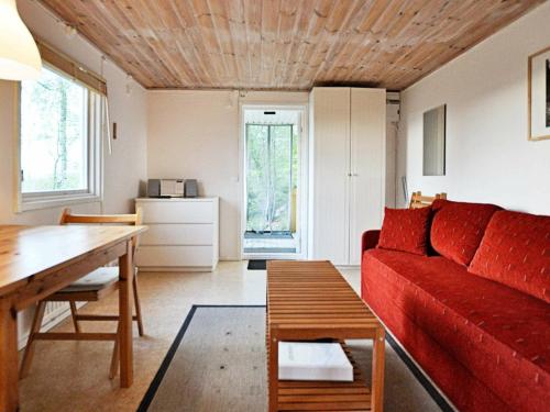uma sala de estar com um sofá vermelho e uma mesa em Holiday home in Tyringe em Tyringe