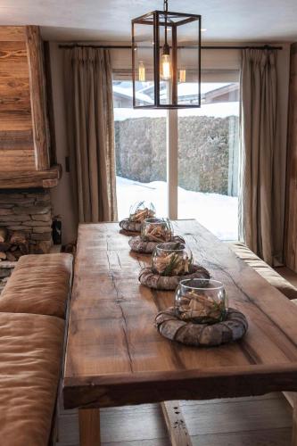 une longue table en bois avec de la nourriture dans l'établissement Appartement Flocon de Nell, à Megève