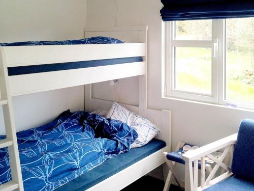 מיטה או מיטות קומותיים בחדר ב-Four-Bedroom Holiday home in Inndyr 2