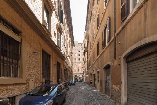 Quiet and classic on two floors, by Trevi Fountain - FromHometoRome