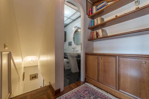 Quiet and classic on two floors, by Trevi Fountain - FromHometoRome