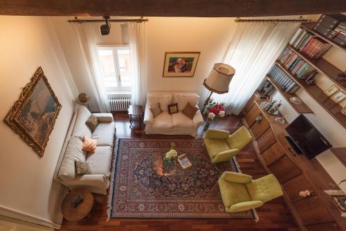 Quiet and classic on two floors, by Trevi Fountain - FromHometoRome