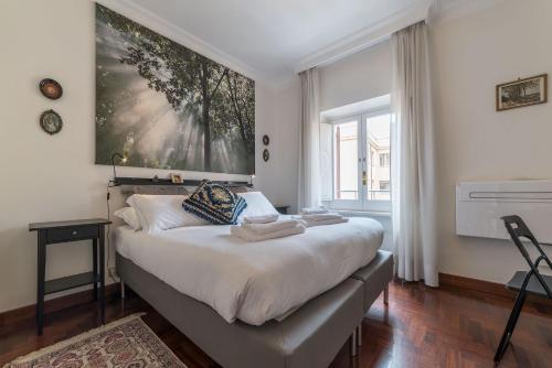 Quiet and classic on two floors, by Trevi Fountain - FromHometoRome