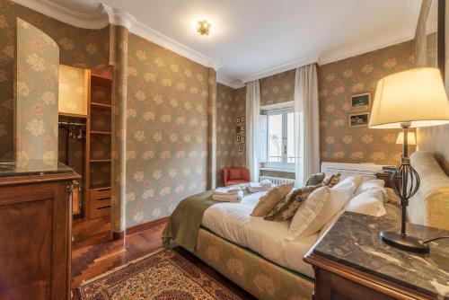 Quiet and classic on two floors, by Trevi Fountain - FromHometoRome