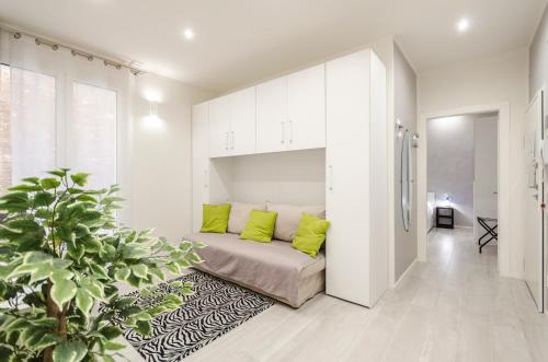 Habitación con cama con almohadas verdes. en Dimora Santo Stefano: Ampia, con Giardino privato, en Bolonia