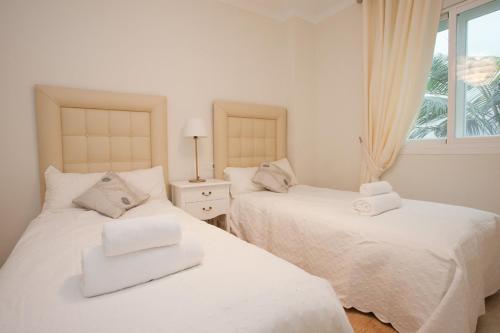 A bed or beds in a room at Terrazas de Banus