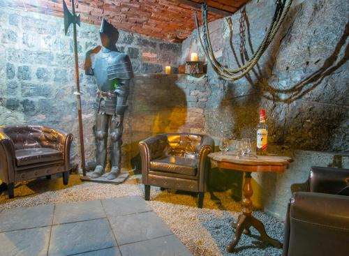 une chambre avec une statue, une table et des chaises dans l'établissement Kramfors Stadshotell AB, à Kramfors