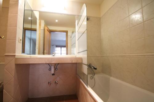 卡尼略的住宿－Ensagents, Canillo centro, Zona Grandvalira，一间带水槽、浴缸和镜子的浴室