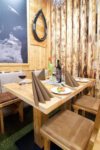 a dining room with a table with glasses of wine at Wellness Penzion Zora Family in Tatranská Lomnica