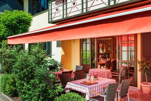 a table and chairs sitting on a patio at Hotel Schäfflerwirt in Aschheim