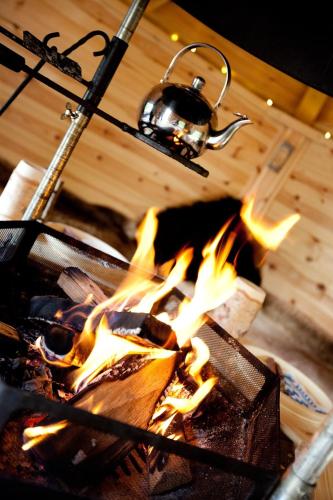 a tea kettle over a fire in a kitchen at Hotel Schäfflerwirt in Aschheim
