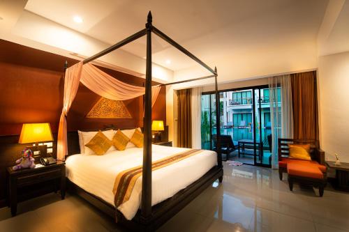Postel nebo postele na pokoji v ubytování Navatara Phuket Resort