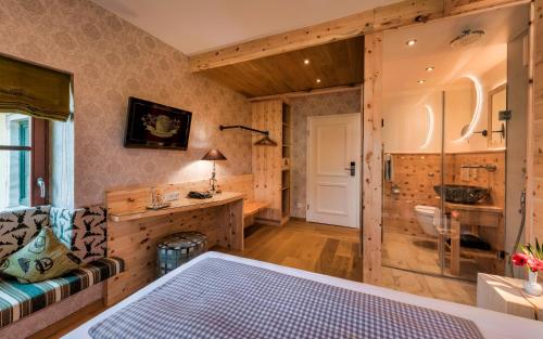 a hotel room with a bed and a bathroom at Hotel Schäfflerwirt in Aschheim