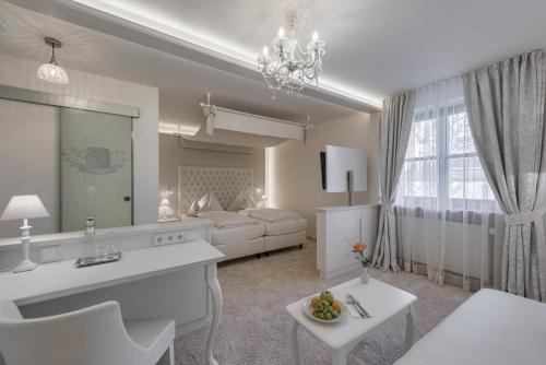 a living room with a large white room at Hotel Schäfflerwirt in Aschheim