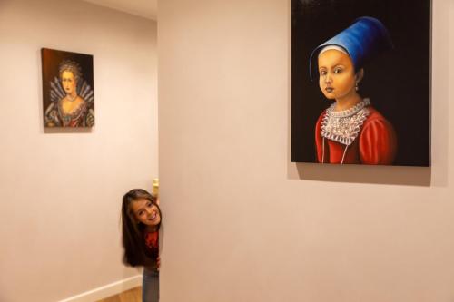 a young girl looking at a painting in a museum at Dimora Storica Lo Svevo in Iesi