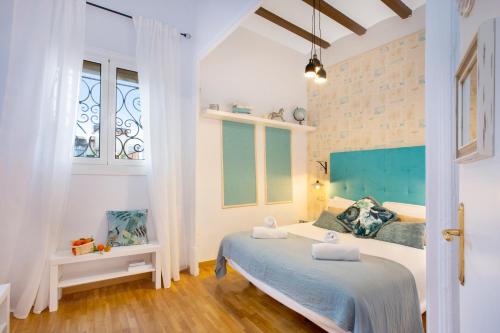 a bedroom with a bed and a window at Stay U-nique Apartments Ramón y Cajal in Barcelona