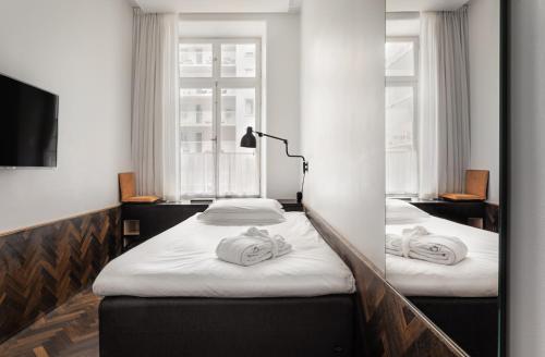 Postel nebo postele na pokoji v ubytování Miss Clara by Nobis, Stockholm, a Member of Design Hotels™