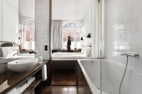Ванная комната в Miss Clara by Nobis, Stockholm, a Member of Design Hotels™