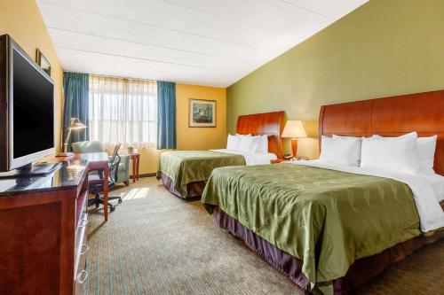 Giường trong phòng chung tại Quality Inn Old Saybrook - Westbrook