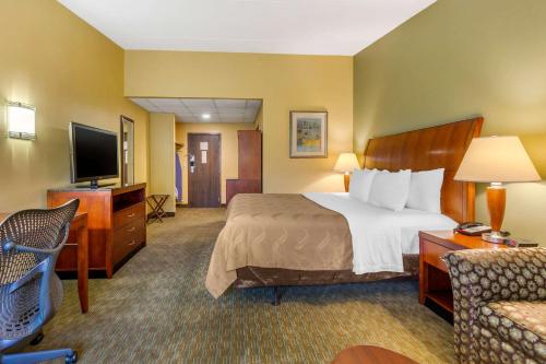 a hotel room with a bed and a television at Quality Inn Old Saybrook - Westbrook in Old Saybrook