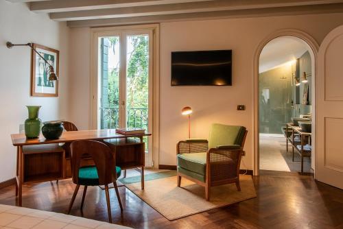 帕多瓦的住宿－Casa Giotto，客厅配有桌椅