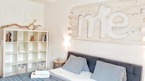 1 dormitorio con 1 cama con almohadas azules y blancas en M+E en Horní Maršov