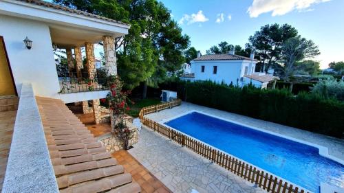 una piscina en el patio trasero de una casa en Villa Bella Cala, en L'Ametlla de Mar