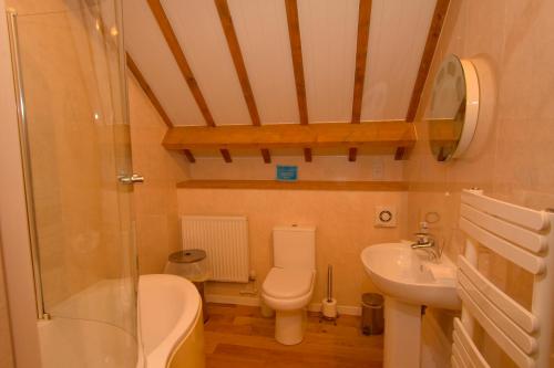 Bathroom sa Spangle Cottage, Borrowby Farm Cottages