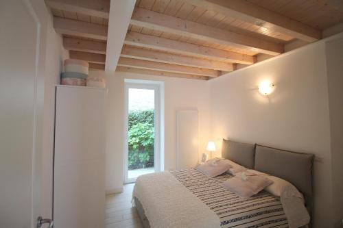 Un pat sau paturi într-o cameră la Lakefront Cadorna Apartment - Affitti Brevi italia