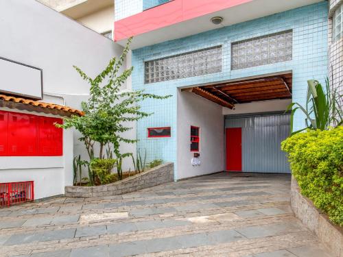 un edificio con puertas rojas y garaje en Hotel City I, en Santo André