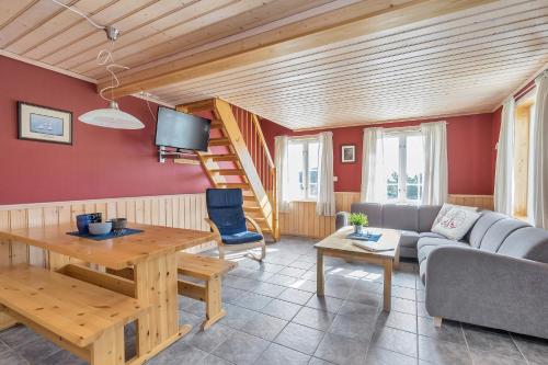 a living room with a couch and a table at Skottevik Feriesenter in Skottevik