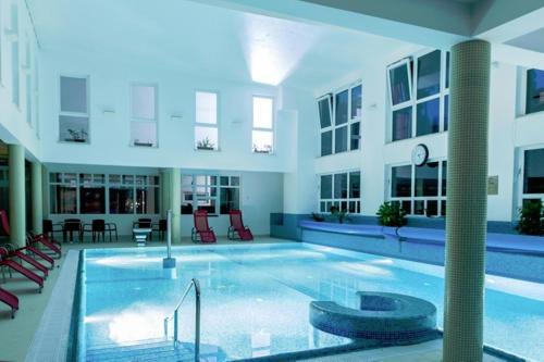 a large swimming pool in a large building at Lobogo Resort in Vlăhiţa