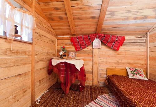 ein Zimmer mit einem Tisch in einem Blockhaus in der Unterkunft Motel Evrica in Horezu