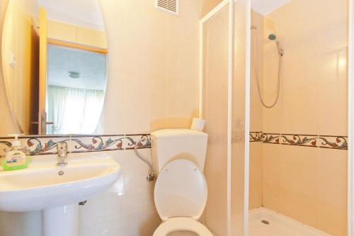 ein Badezimmer mit Toilette und Waschbecken in der Unterkunft Motel Evrica in Horezu