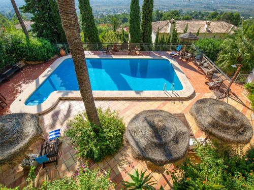 - une vue sur la piscine dans une villa dans l'établissement Holiday Home Petite Fleur by Interhome, à Montgo