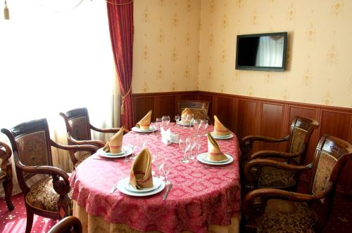 comedor con mesa y mantel rojo en Versal Hotel, en Vínnytsia