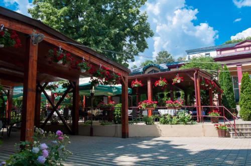 a garden center with flowers in a pavilion at Pensiunea Splendid in Dorohoi