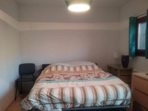 - une petite chambre avec un lit et une chaise dans l'établissement MBS b6, à Manigod