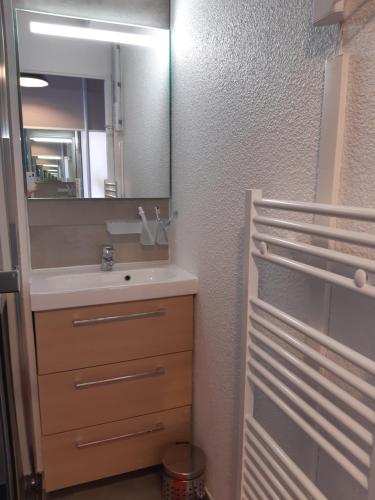 W łazience znajduje się umywalka i lustro. w obiekcie MBS b6 w mieście Manigod