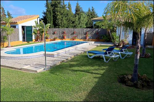 Chalet con piscina en Roche Viejo