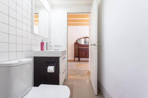Un baño blanco con inodoro y lavabo. en Ca Na Marreta, en Porreres