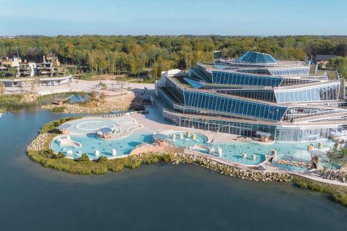 une vue aérienne d'un complexe avec piscine dans l'établissement Victoria Family House Disneyland Paris, à Serris