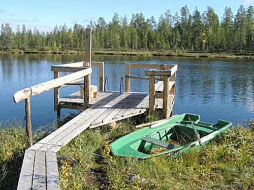 KivitaipaleにあるHoliday Home Koppelokangas by Interhomeの木造船着場の横に座る緑の船