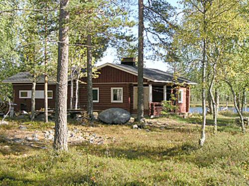 uma casa no meio de uma floresta de árvores em Holiday Home Koppelokangas by Interhome em Kivitaipale