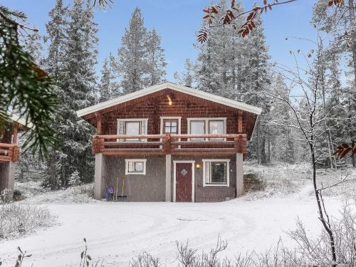una cabaña de madera en la nieve con entrada en Holiday Home Oloskammi 5 by Interhome, en Muonio