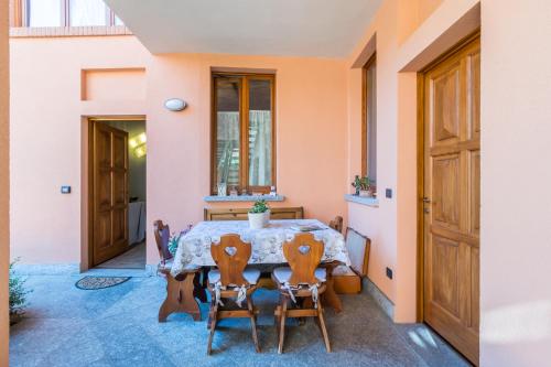 索姆馬隆巴爾多的住宿－A due passi dal Castello，一间带桌椅的用餐室