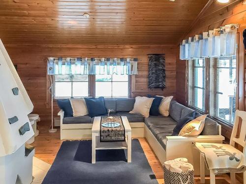 Holiday Home Metsä-vuosseli rukalumous by Interhome في روكا: غرفة معيشة مع أريكة وطاولة