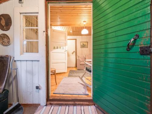 um quarto com uma parede verde e uma porta em Holiday Home Puutarhurin mökki by Interhome em Tallnäs